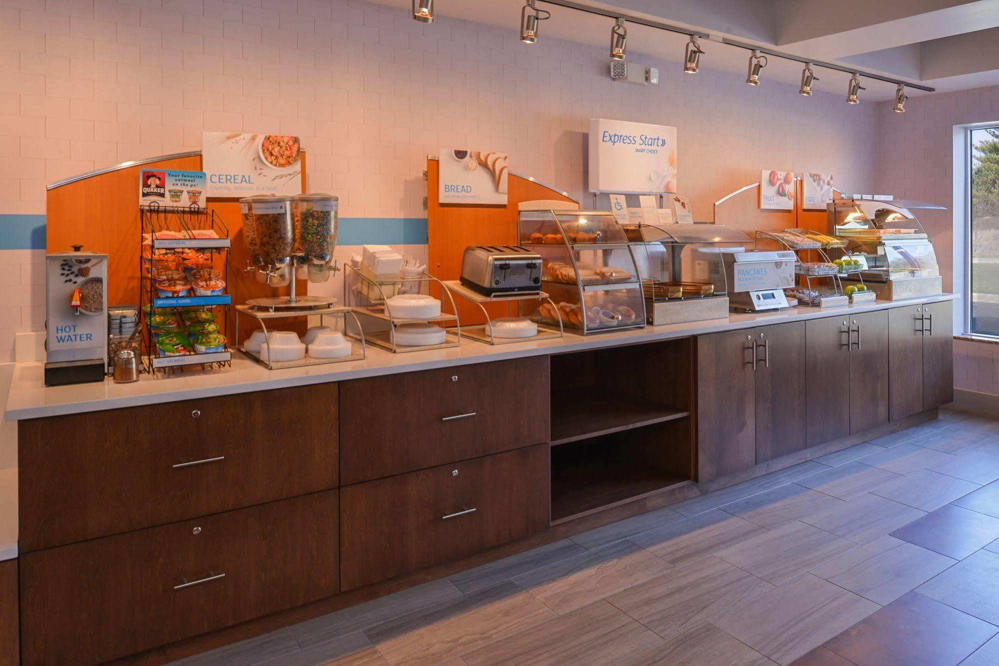 Holiday Inn Express Hotel & Suites Urbana-Champaign-U Of I Area By Ihg Ngoại thất bức ảnh